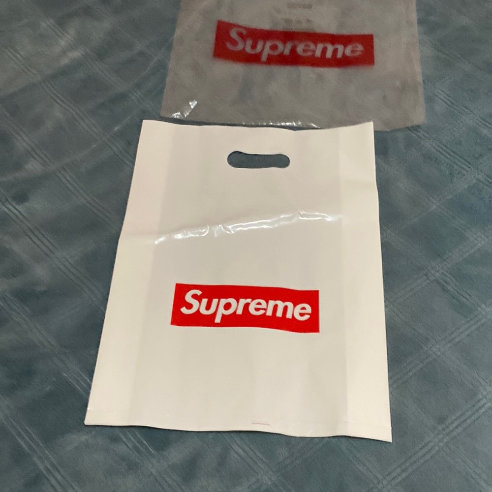 Supreme shopping back